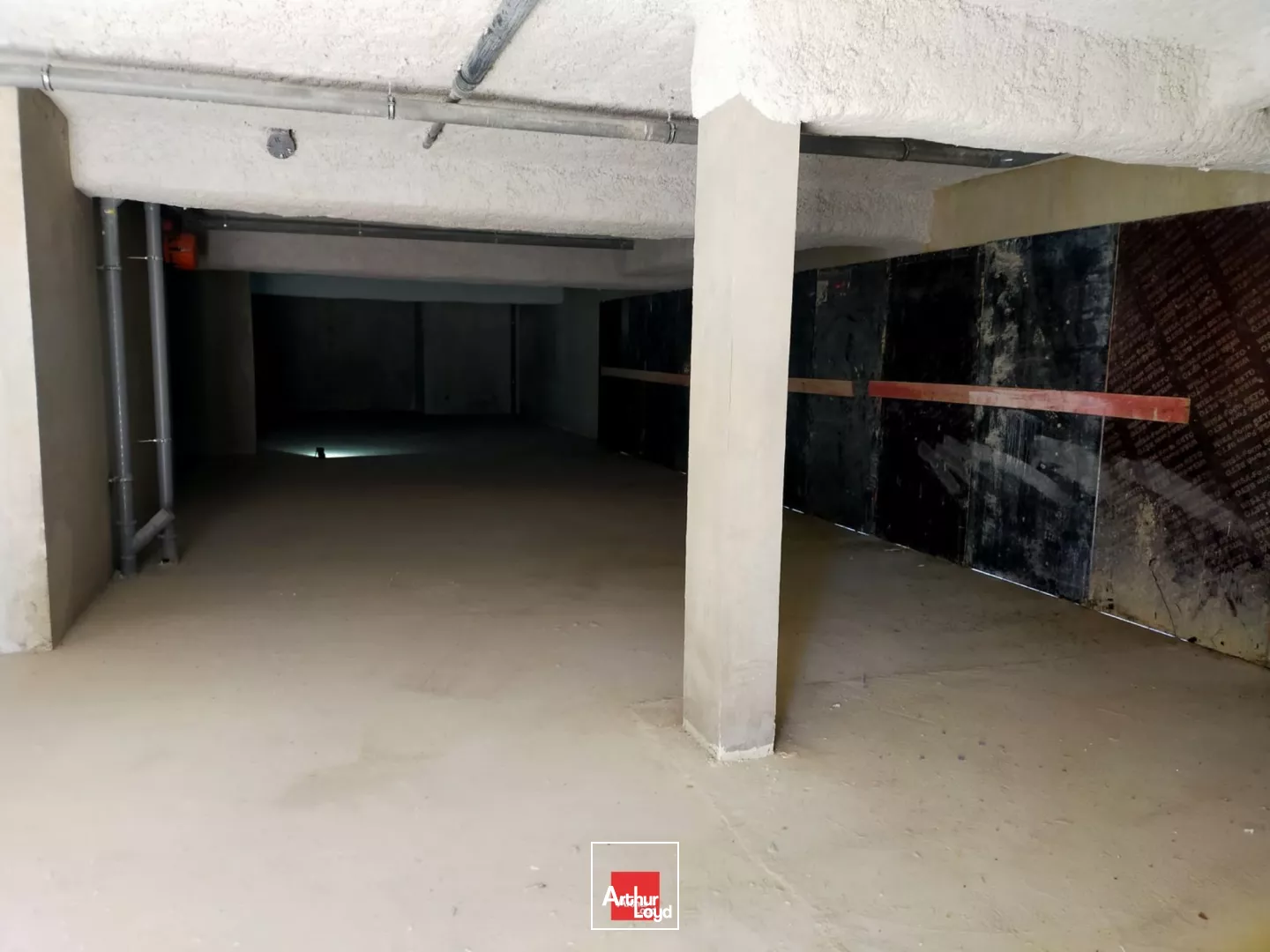 LOCAL COMMERCIAL 329M² A LOUER VOIRON PROCHE CENTRE VILLE PARKING