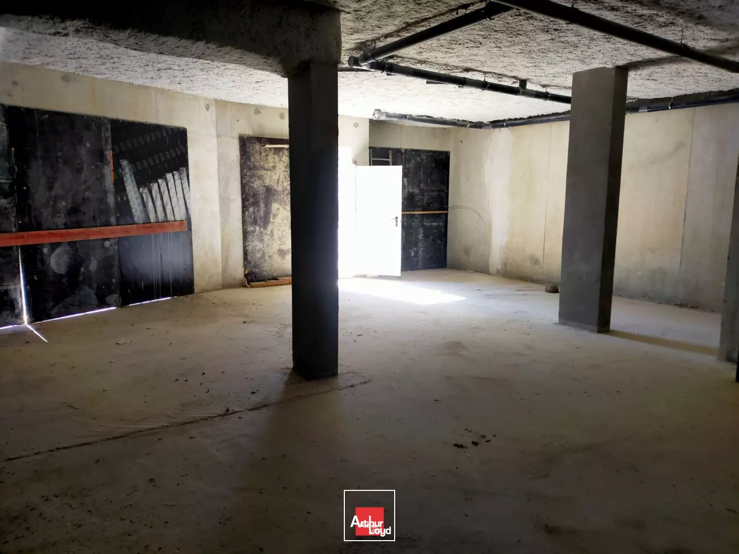 LOCAL COMMERCIAL 329M² A LOUER VOIRON PROCHE CENTRE VILLE PARKING