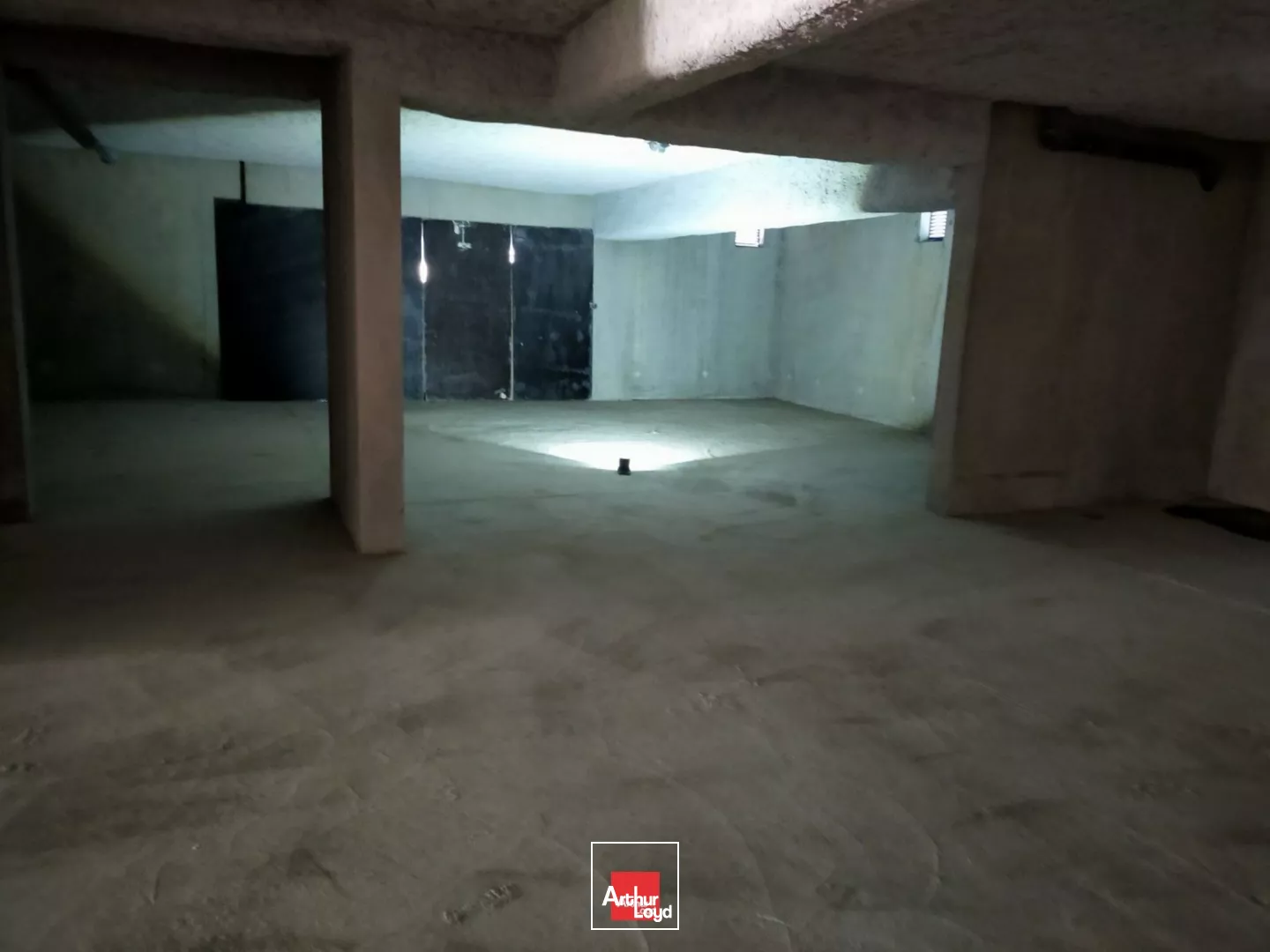 LOCAL COMMERCIAL 329M² A LOUER VOIRON PROCHE CENTRE VILLE PARKING