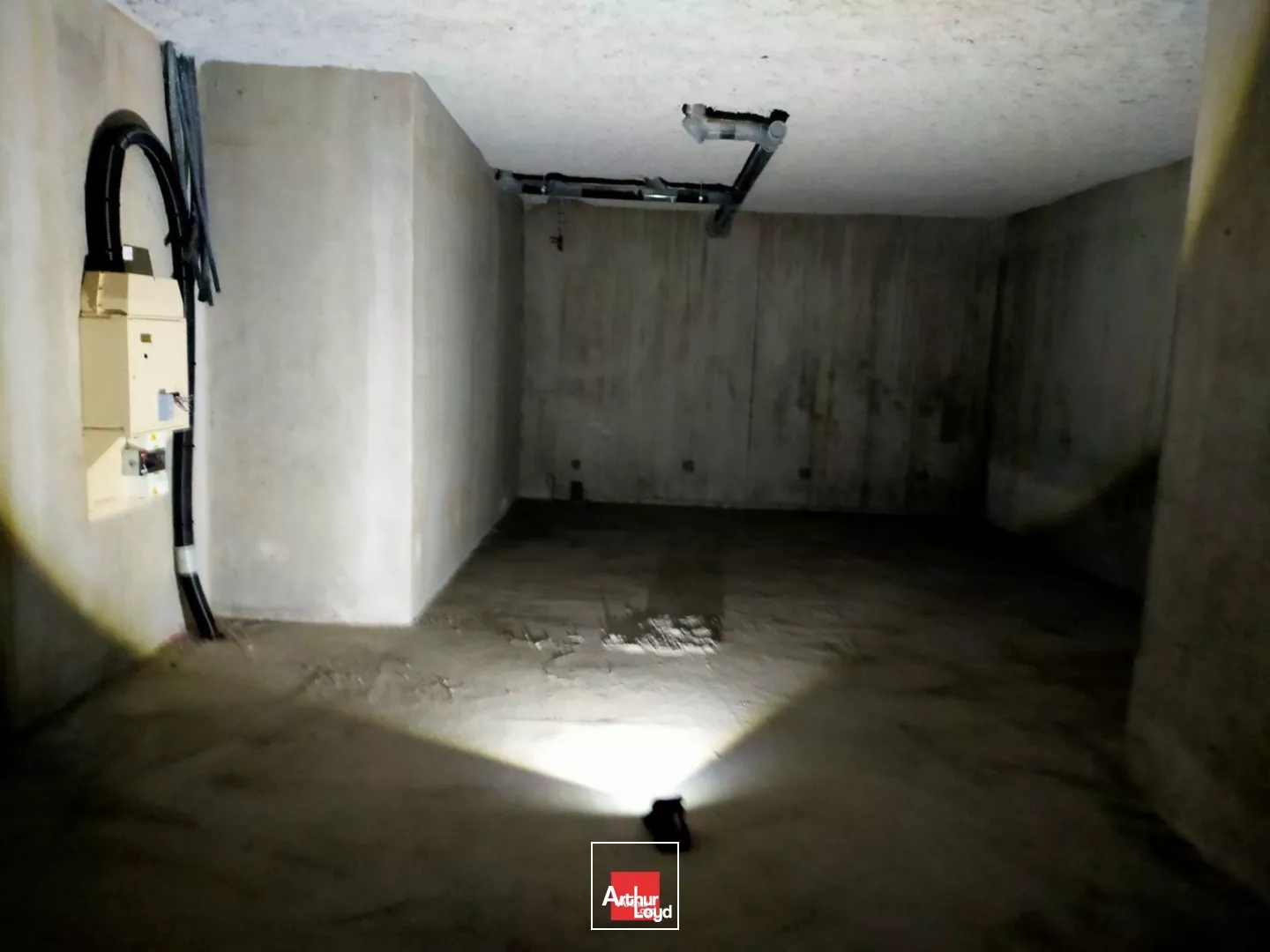 LOCAL COMMERCIAL 329M² A LOUER VOIRON PROCHE CENTRE VILLE PARKING