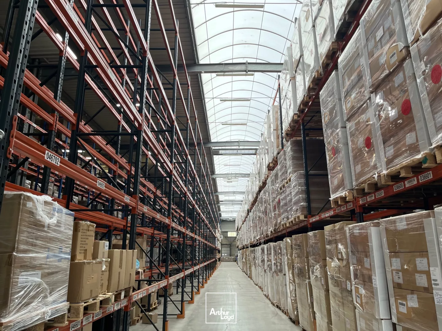 BATIMENT INDEPENDANT à ARGENTEUIL.2831 m² sur un terrain de 6880 m²