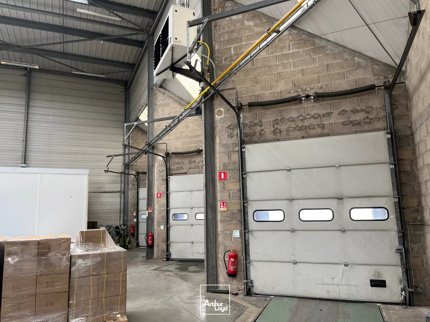 BATIMENT INDEPENDANT à ARGENTEUIL.2831 m² sur un terrain de 6880 m²