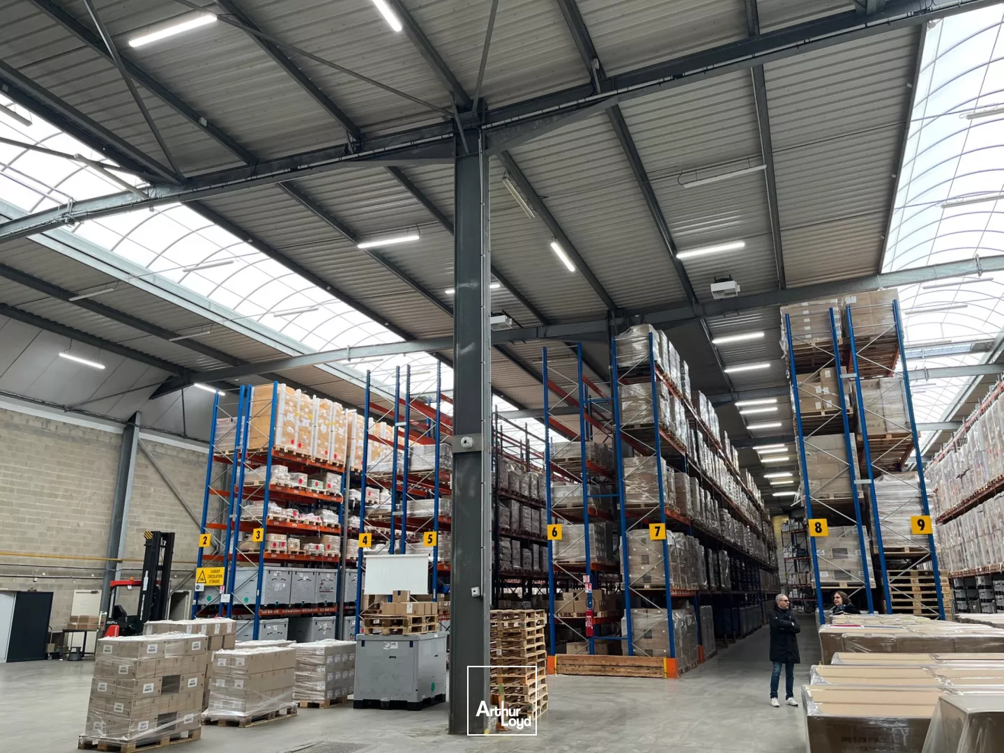 BATIMENT INDEPENDANT à ARGENTEUIL.2831 m² sur un terrain de 6880 m²