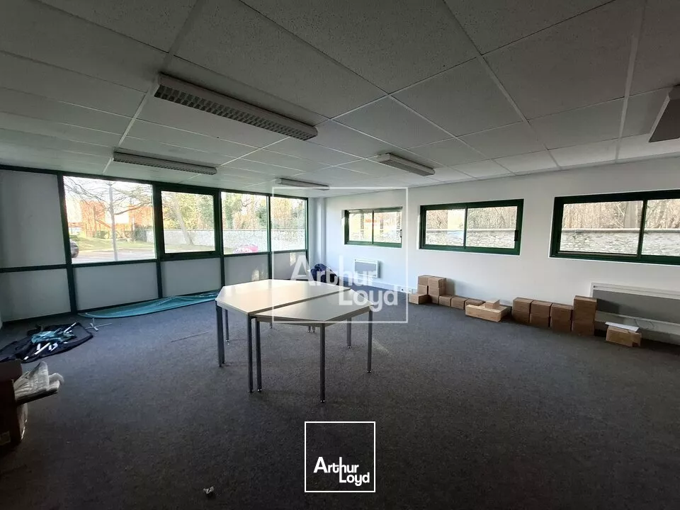 Bureaux en rez de chaussée avec possibilité de livraison 