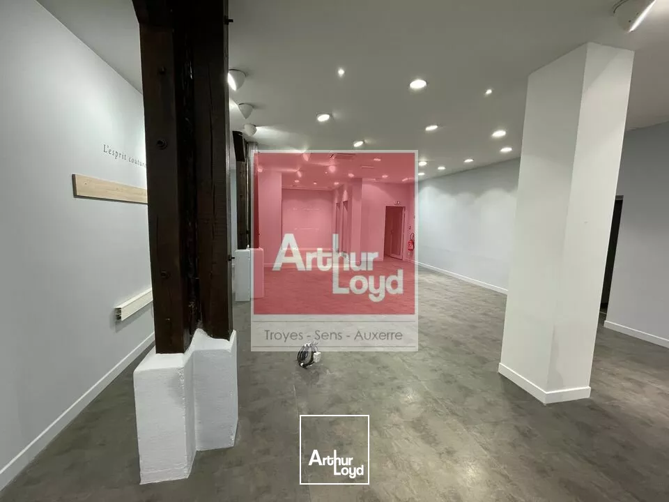 SENS- Local commercial de 290m2 en centre ville