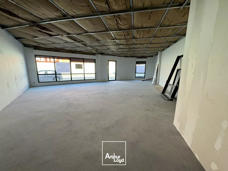 À LOUER  LOCAL COMMERCIAL BRUT DE BÉTON  PLATEAU DES COULEURES, VALENCE