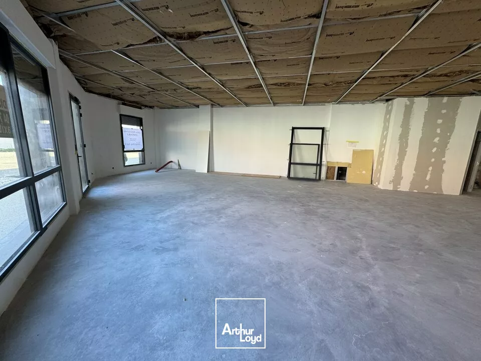 À LOUER  LOCAL COMMERCIAL BRUT DE BÉTON  PLATEAU DES COULEURES, VALENCE