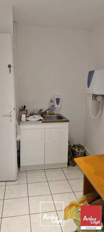 PIERRELATTE - PROCHE DE LA CENTRALE NUCLÉAIRE DU TRICASTIN - A LOUER BUREAUX AU 1ER ÉTAGE AVEC PARKING