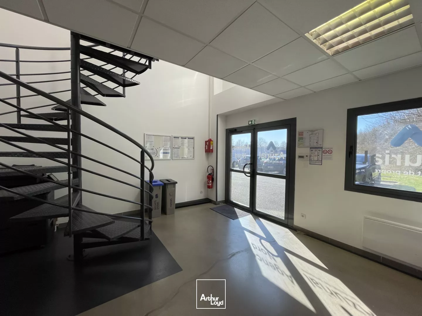 Parc d'activités de la Chenaie Rouvroy A1 atelier stockage bureaux bâtiment récent et sécurisé parking privé