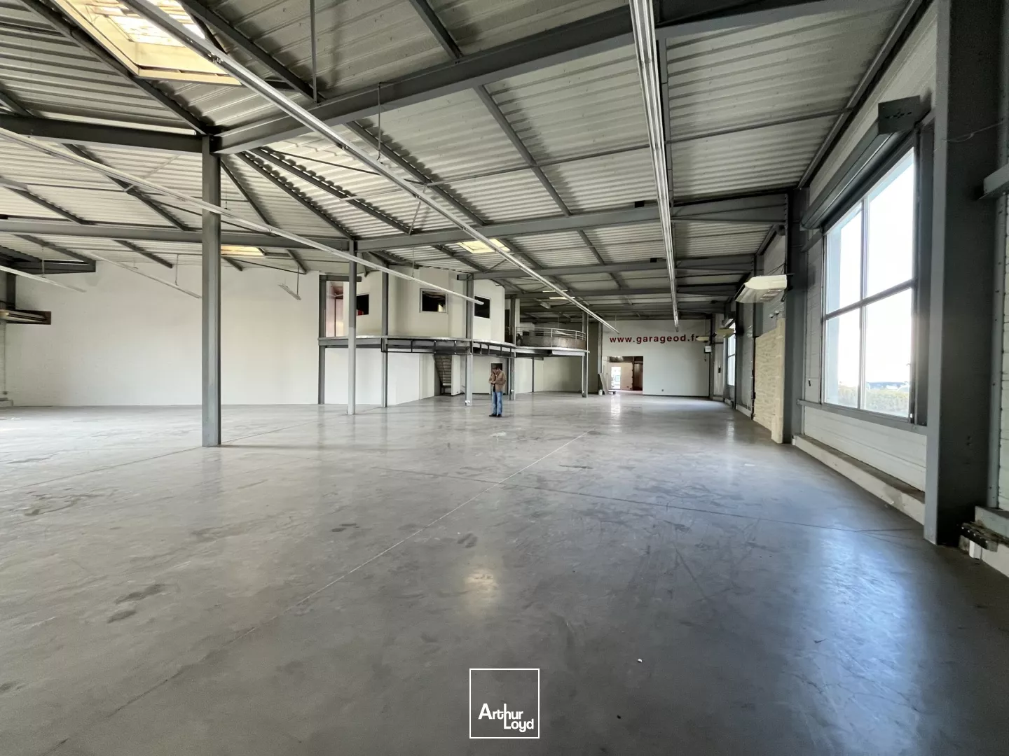 Local d'activités à usage commercial à louer de 772 m2 avec une forte visibilité, Nîmes,