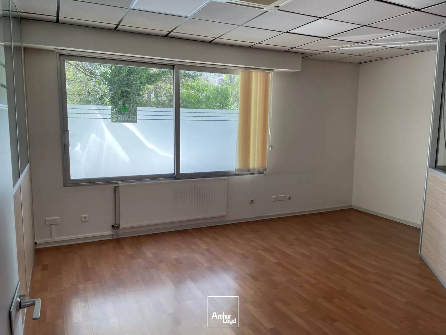 GRENOBLE BUREAUX A VENDRE OU LOUER EN RDC 140M² + RESERVE 