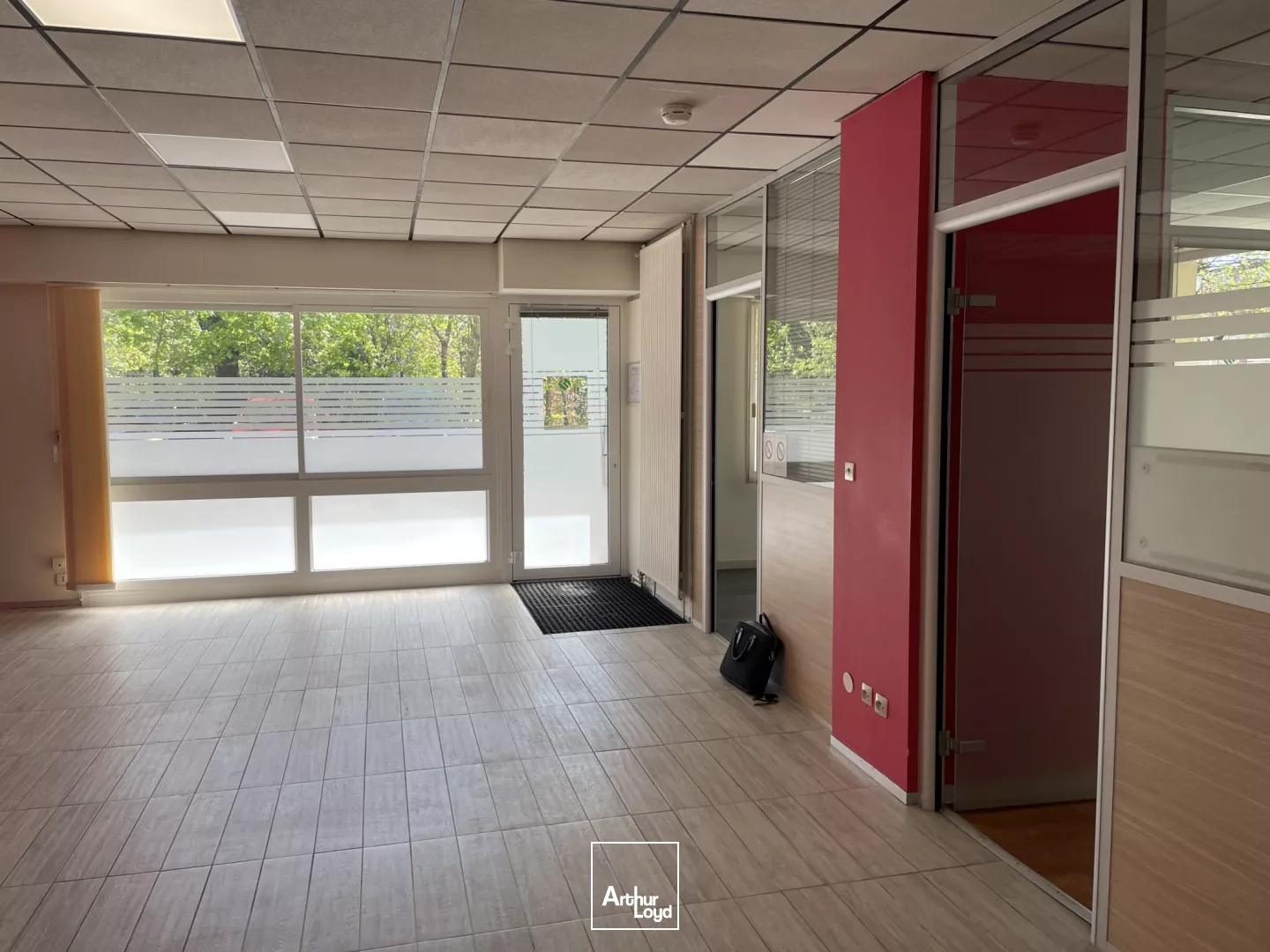 GRENOBLE BUREAUX A VENDRE OU LOUER EN RDC 140M² + RESERVE 