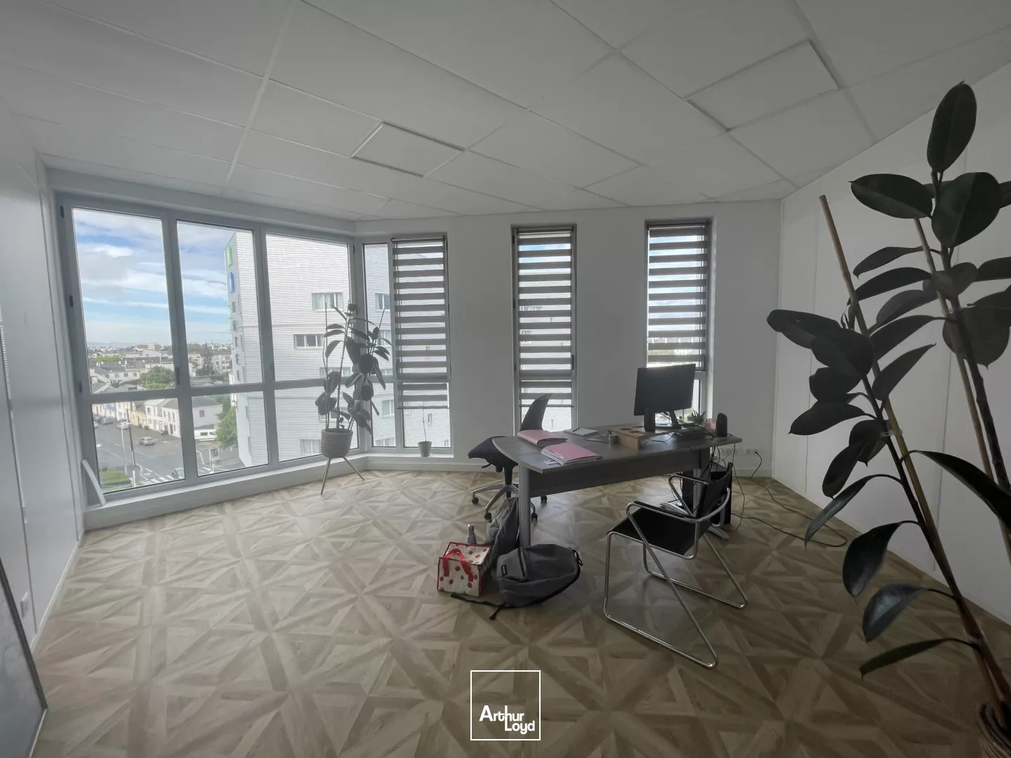 BUREAUX - A LOUER - 240 m2 - ST NAZAIRE - GARE - 