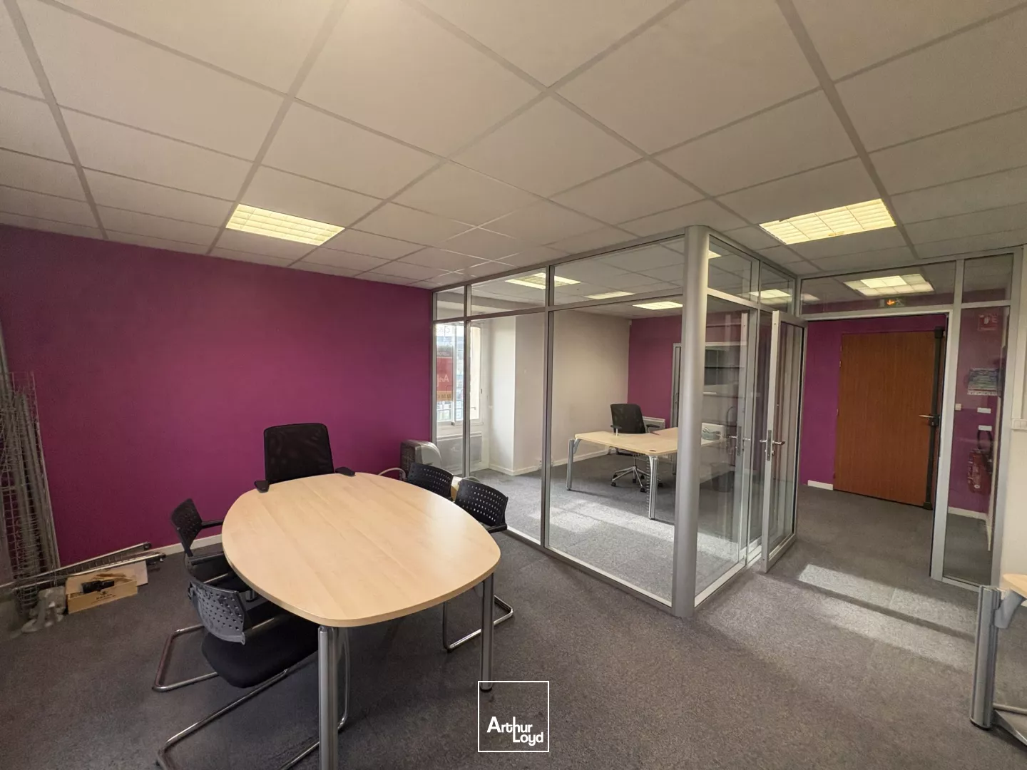 Louez vos bureaux 61 m² à Olivet : Accès rapide à Orléans, transports en commun et commerces à proximité