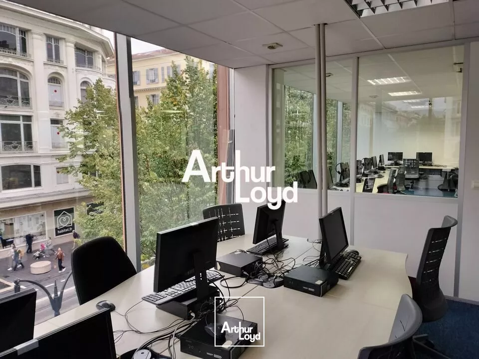 EMPLACEMENT PREMIUM SUR NICE CENTRE POUR DES BUREAUX EN DOUBLE EXPOSITION