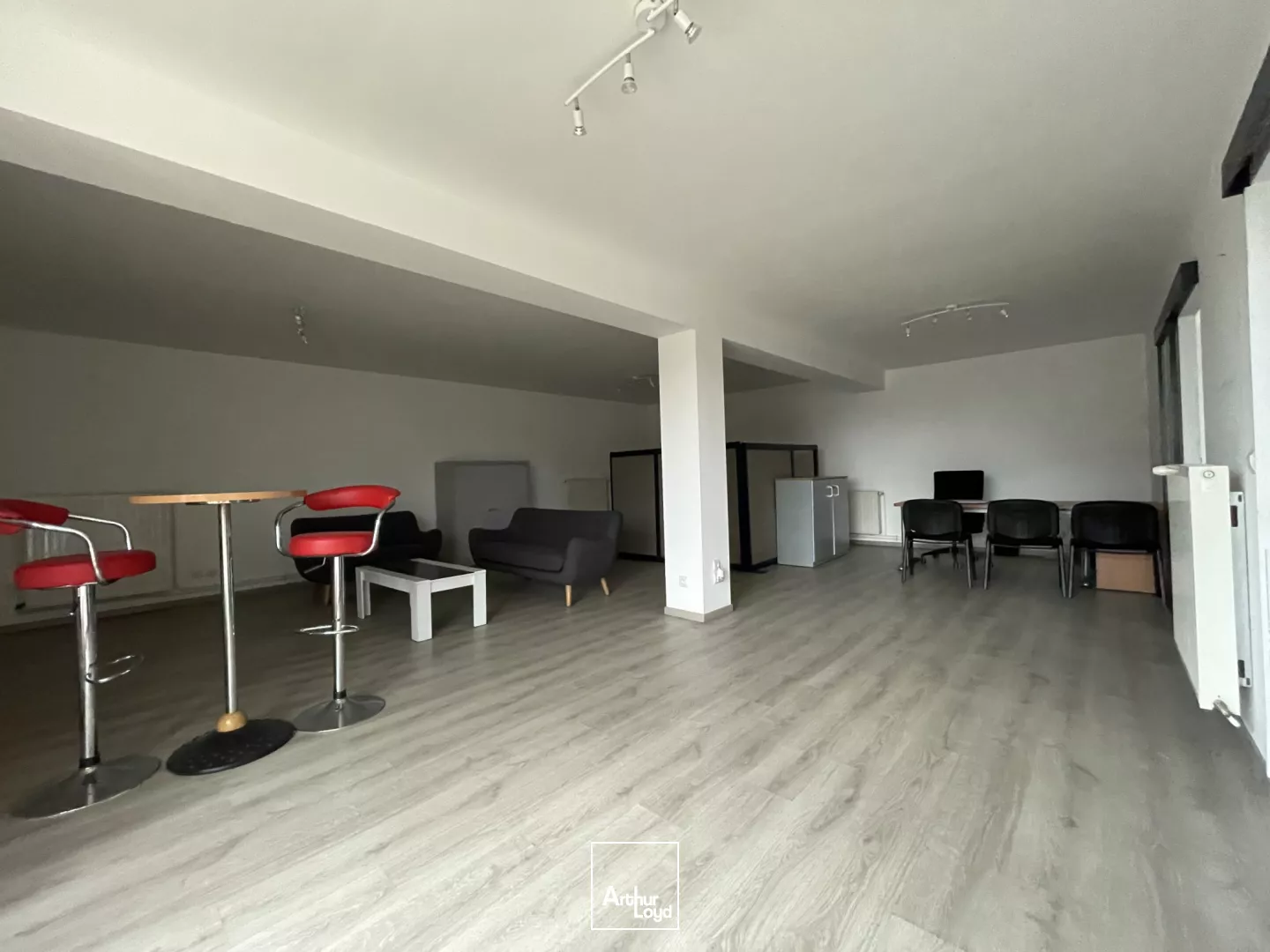 LOCATION - BUREAUX - 145 m2 - A LOUER - BRESLES