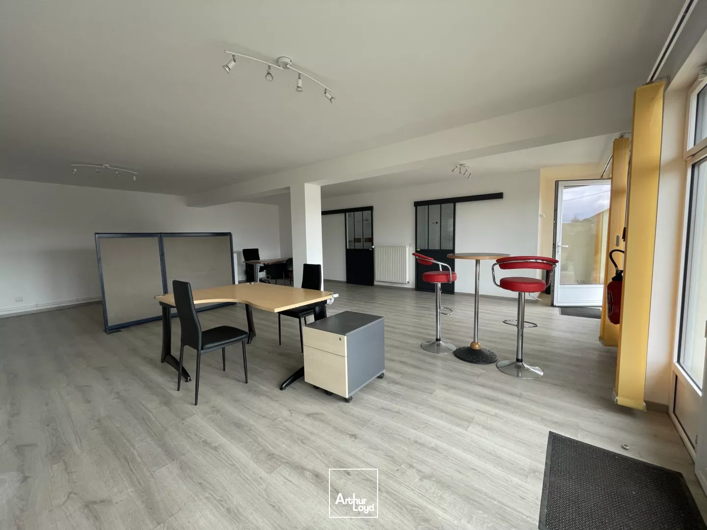 LOCATION - BUREAUX - 145 m2 - A LOUER - BRESLES