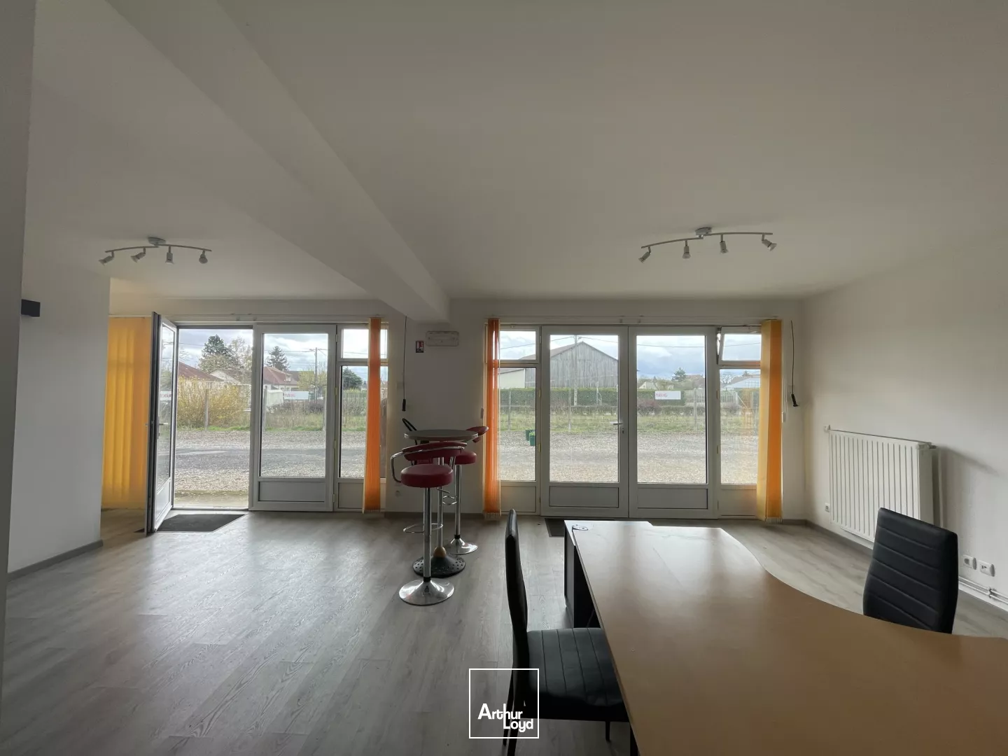 LOCATION - BUREAUX - 145 m2 - A LOUER - BRESLES