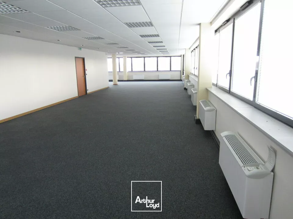 BUREAUX à LOUER de 1798 m²