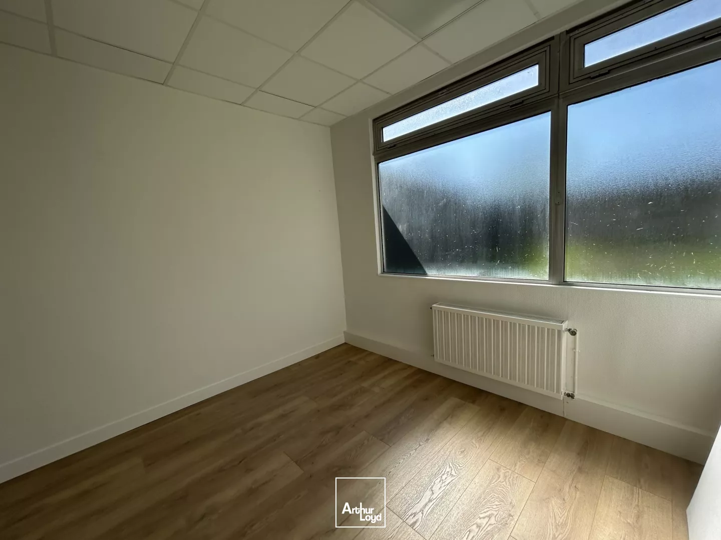 LOCAL COMMERCIAL - BUREAUX - A LOUER - 100 M2 - DONGES