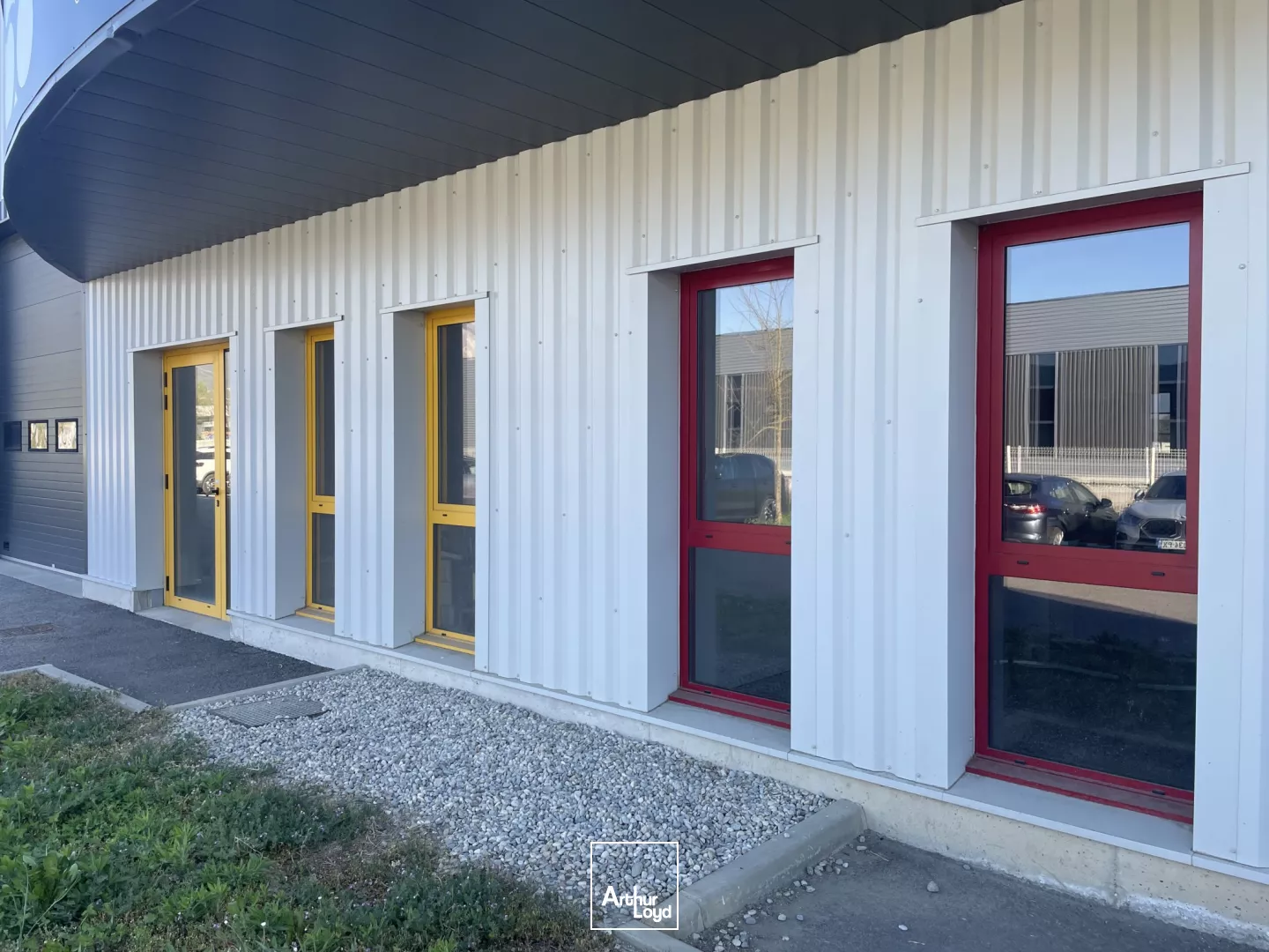 local d'activité récent 880 m² LE VERSOUD