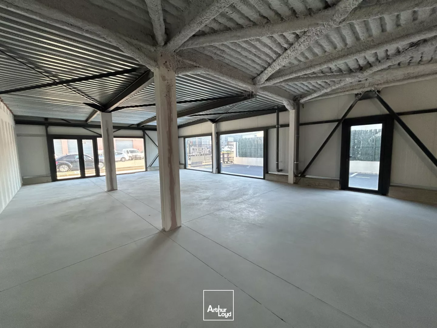 CELLULES COMMERCIALES A LOUER - DIVISIBLE A PARTIR DE 111 m2