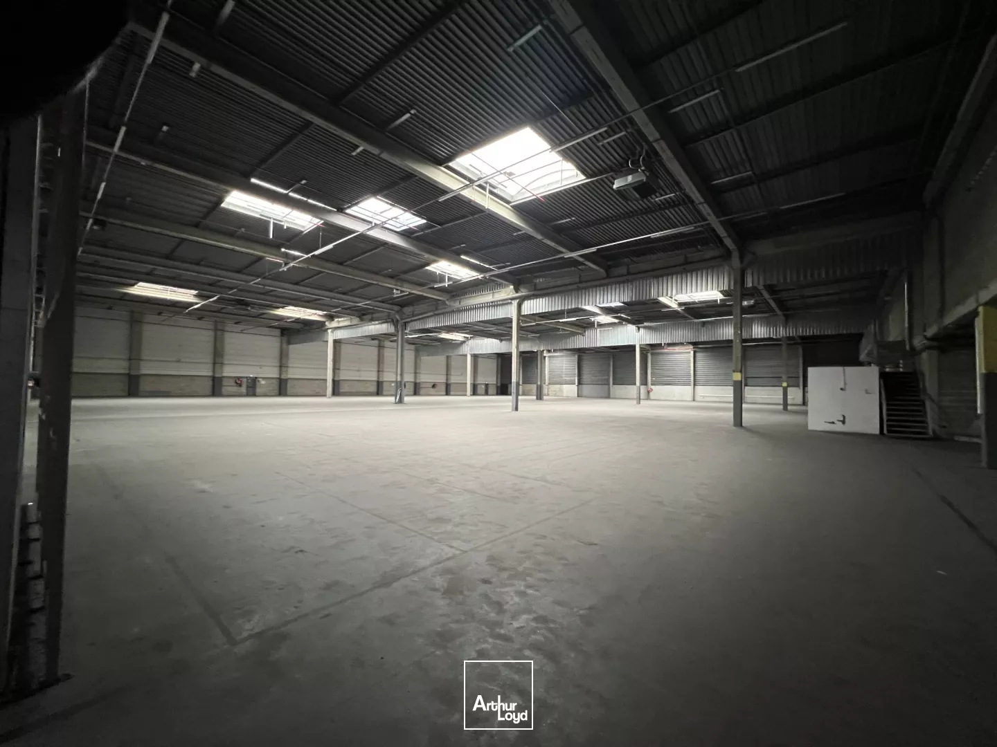 Entrepôts ICPE divisibles entièrement rénovés à partir de 2686 m² - Saint-Witz, site premium proche Roissy CDG - location en bail commercial
