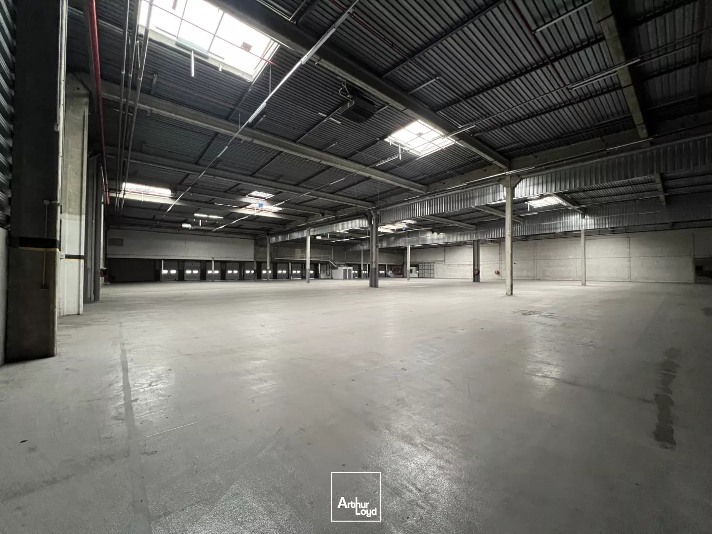 Entrepôts ICPE divisibles entièrement rénovés à partir de 2686 m² - Saint-Witz, site premium proche Roissy CDG - location en bail commercial