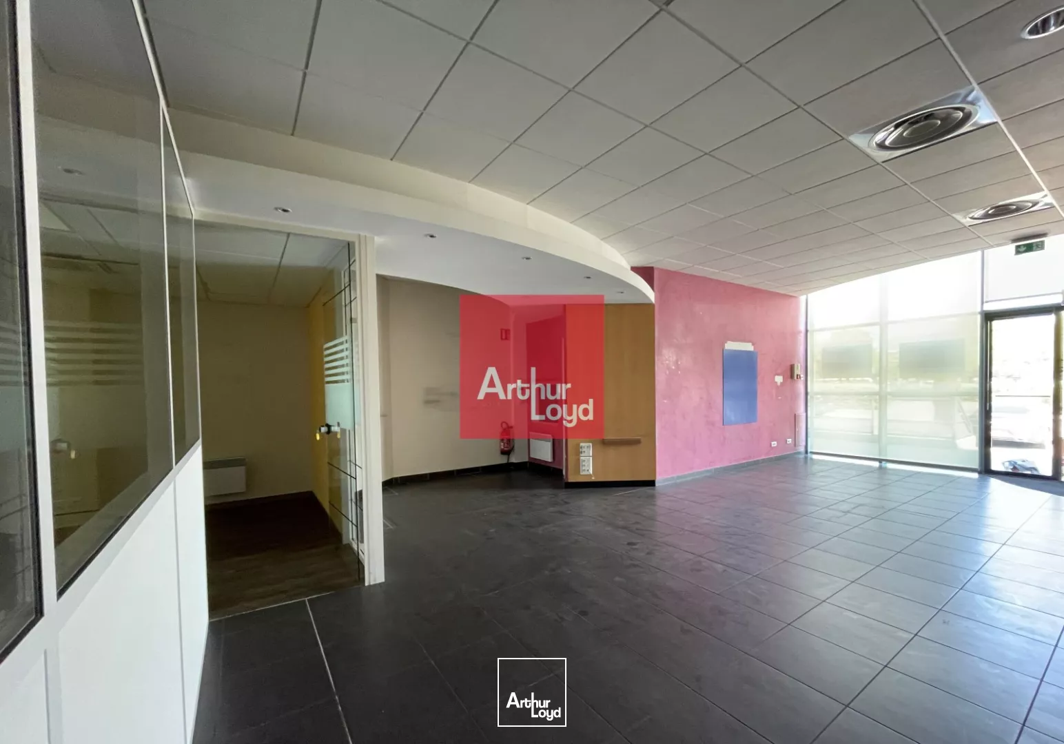 LOCAL COMMERCIAL - 219 M2 - ZONE COMMERCIALE - NIMES