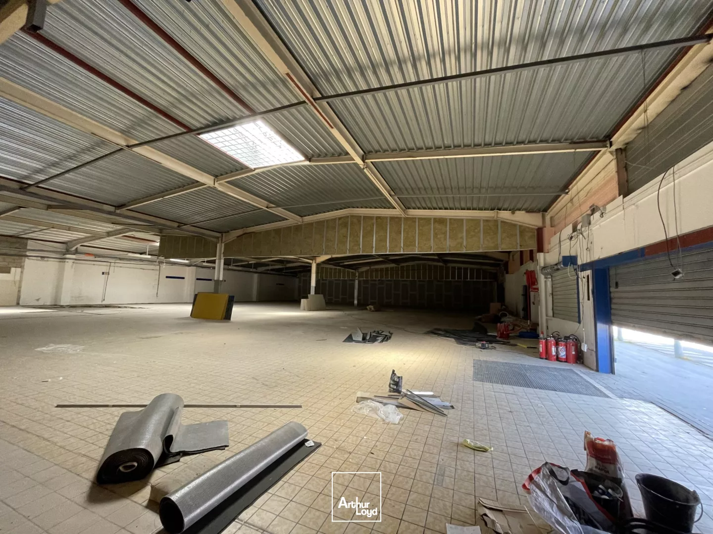 A LOUER - LOCAUX COMMERCIAUX - - 893 m2 - SAINT-QUENTIN :