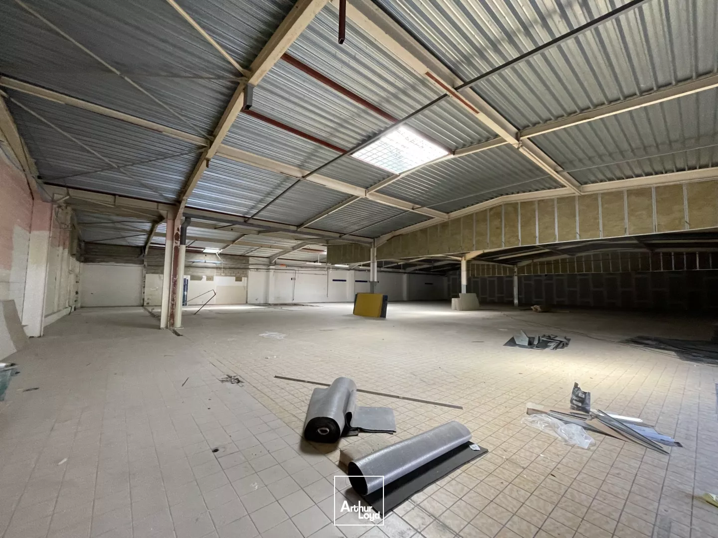 A LOUER - LOCAUX COMMERCIAUX - - 893 m2 - SAINT-QUENTIN :