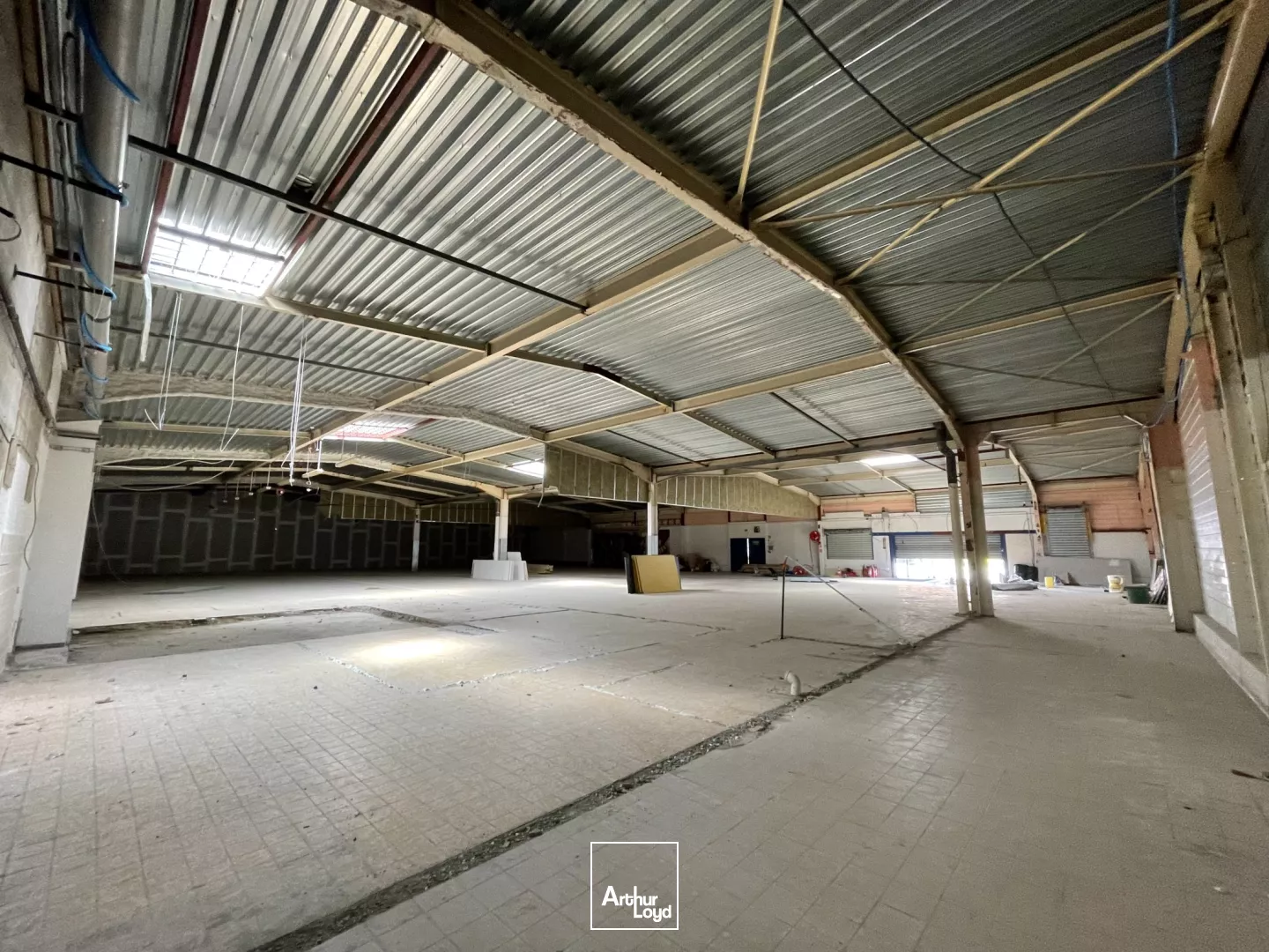 A LOUER - LOCAUX COMMERCIAUX - - 893 m2 - SAINT-QUENTIN :