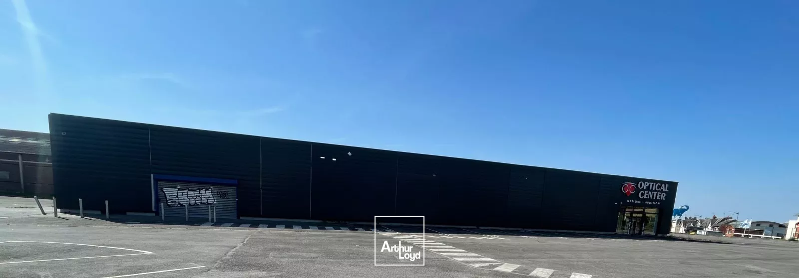 A LOUER - LOCAUX COMMERCIAUX - - 893 m2 - SAINT-QUENTIN :