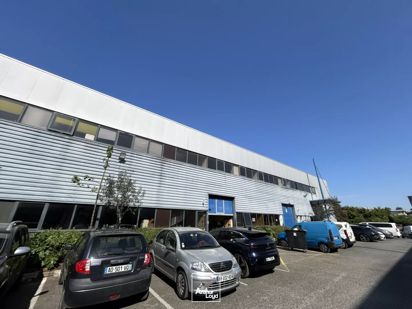 Locaux d'activités avec bureaux à louer 