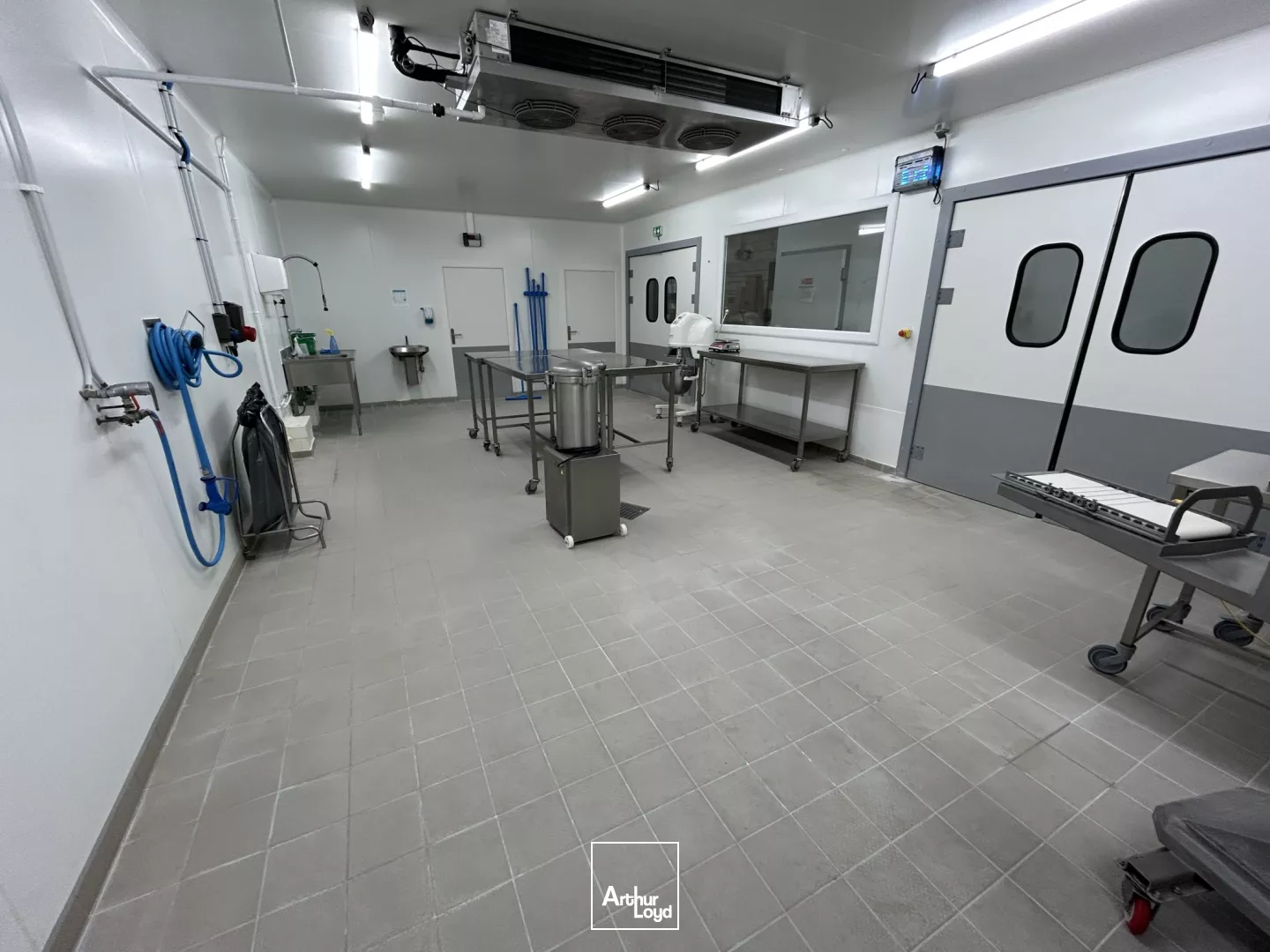 Entrepôt + Laboratoire de cuisine à Louer 