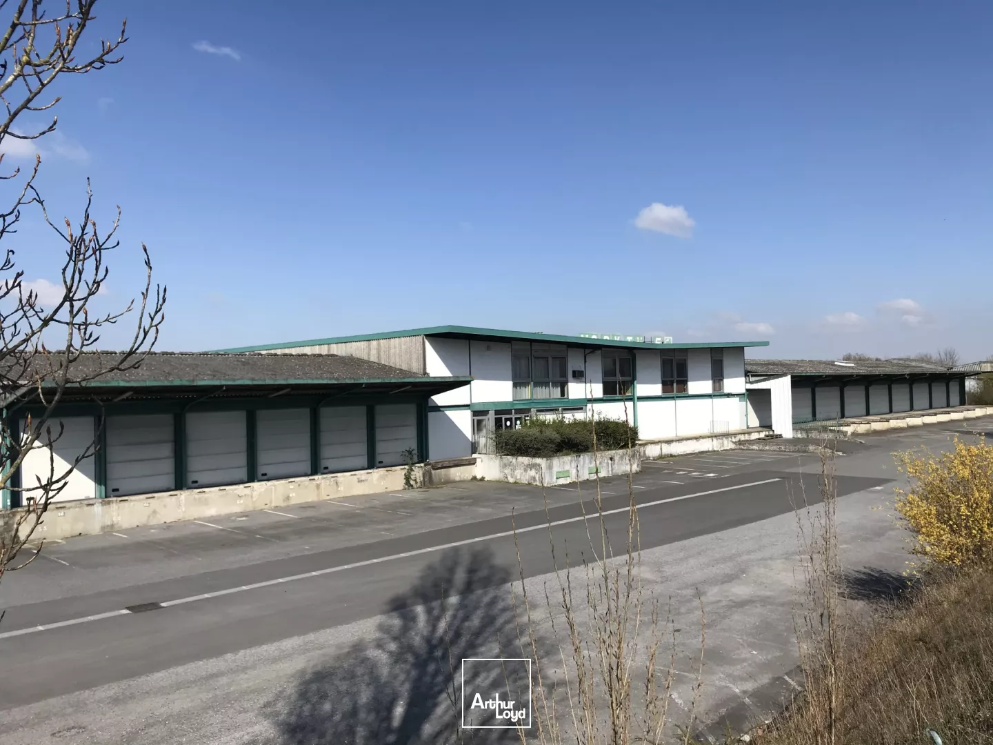 A LOUER - LOCAUX D'ACTIVITÉS - 3 500 m2 - SAINT-QUENTIN 