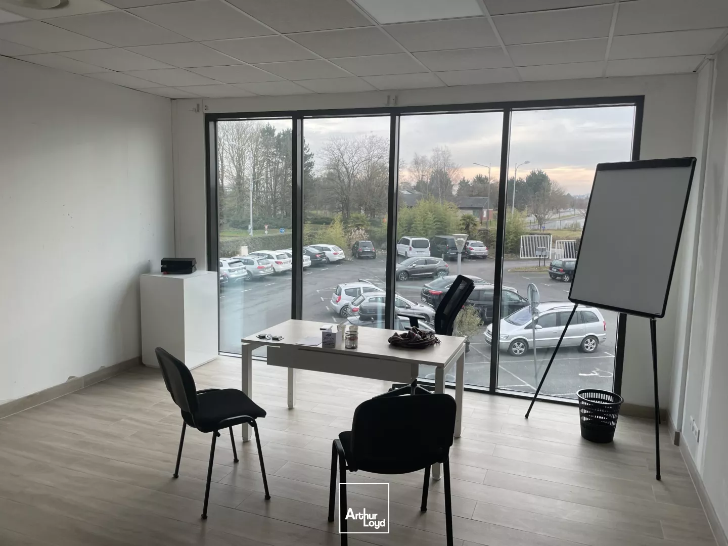 LOCAL COMMERCIAL D'ENVIRON 145 M² BEAUVAIS