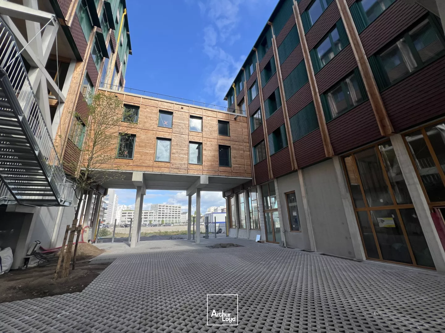 BUREAUX ET COMMERCES NEUFS A LOUER - ILE DE NANTES - REPUBLIQUE