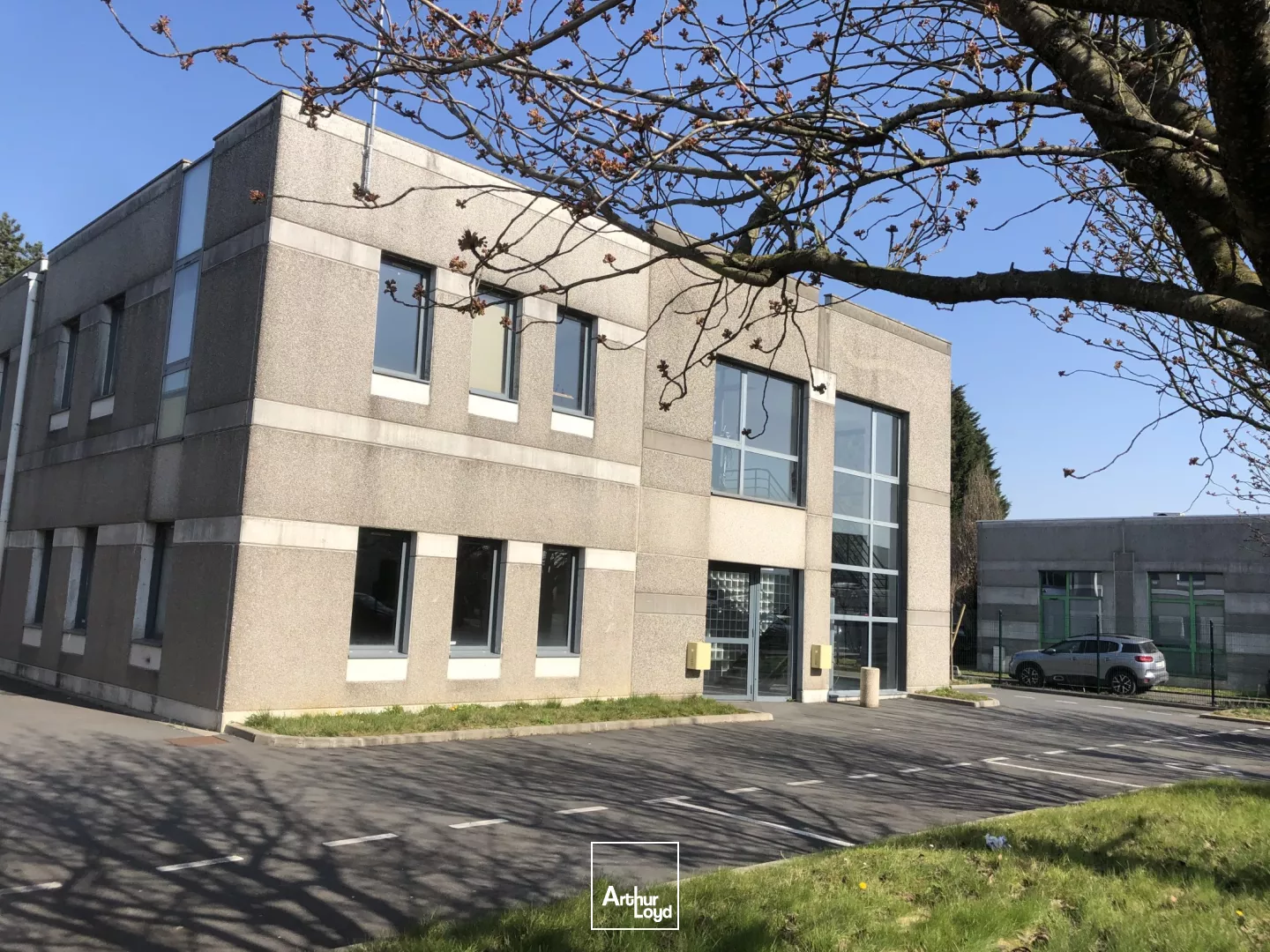 Bureaux situés en RDC d'un petit immeuble de bureaux ainsi que 9 places de parkings - Secteur: Grands Boulevards à proximité de lille par le Tramway - acces sécurisés.