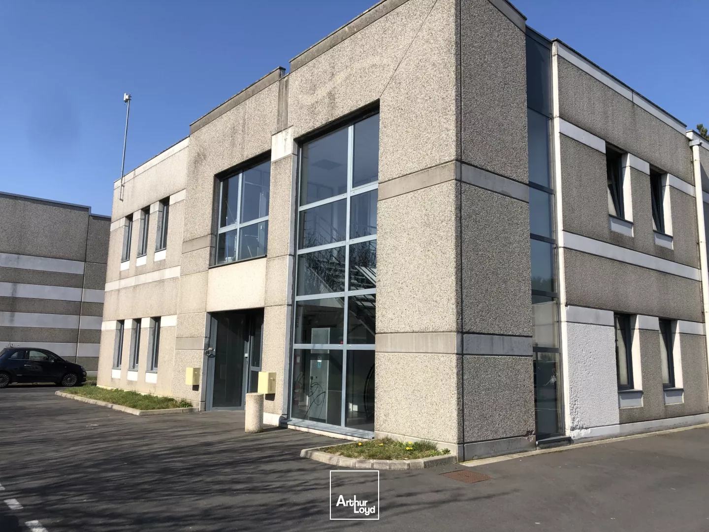 Bureaux situés en RDC d'un petit immeuble de bureaux ainsi que 9 places de parkings - Secteur: Grands Boulevards à proximité de lille par le Tramway - acces sécurisés.