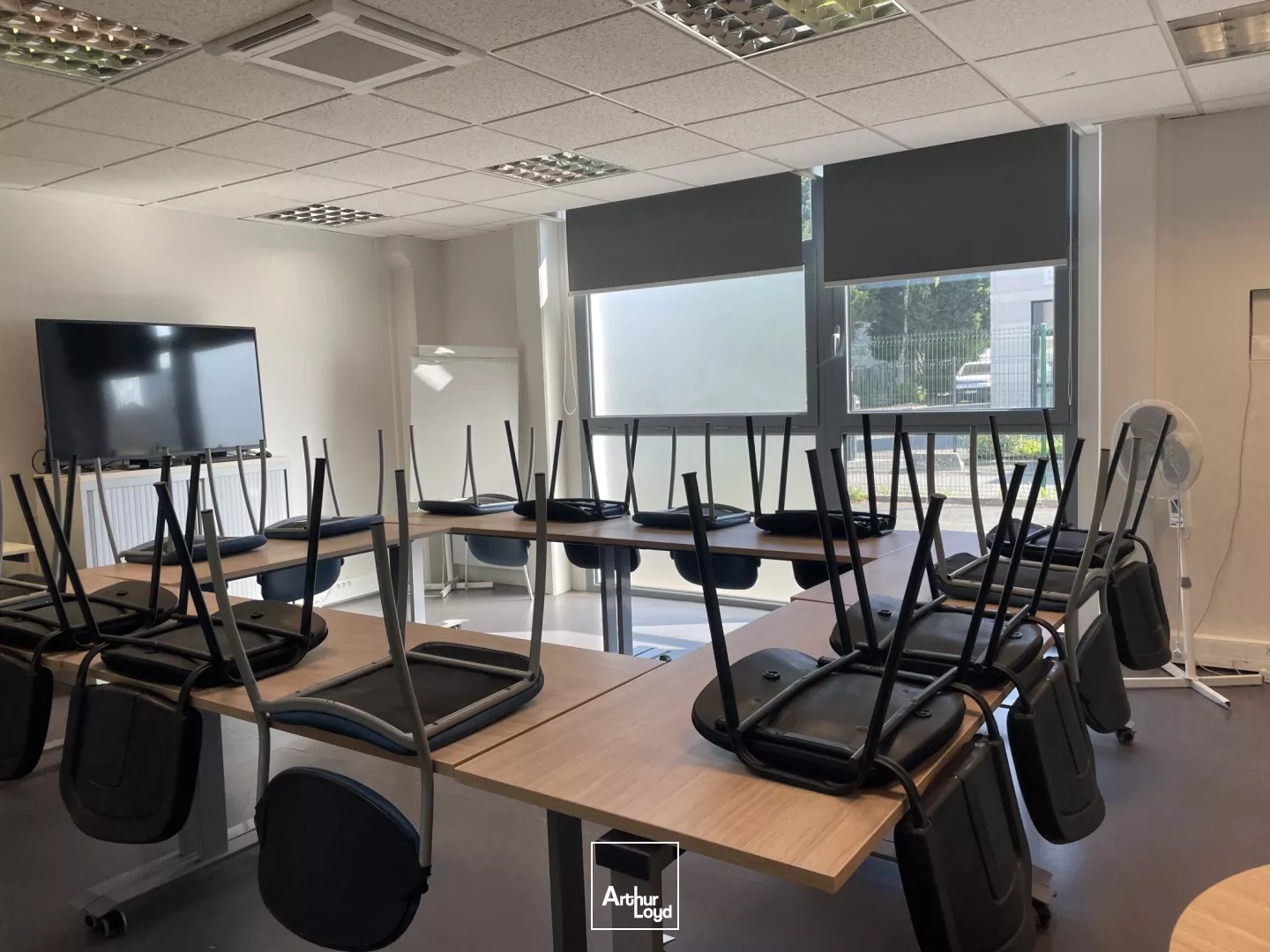 Bureaux situés en RDC d'un petit immeuble de bureaux ainsi que 9 places de parkings - Secteur: Grands Boulevards à proximité de lille par le Tramway - acces sécurisés.