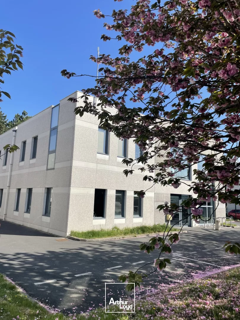 Bureaux situés en RDC d'un petit immeuble de bureaux ainsi que 9 places de parkings - Secteur: Grands Boulevards à proximité de lille par le Tramway - acces sécurisés.