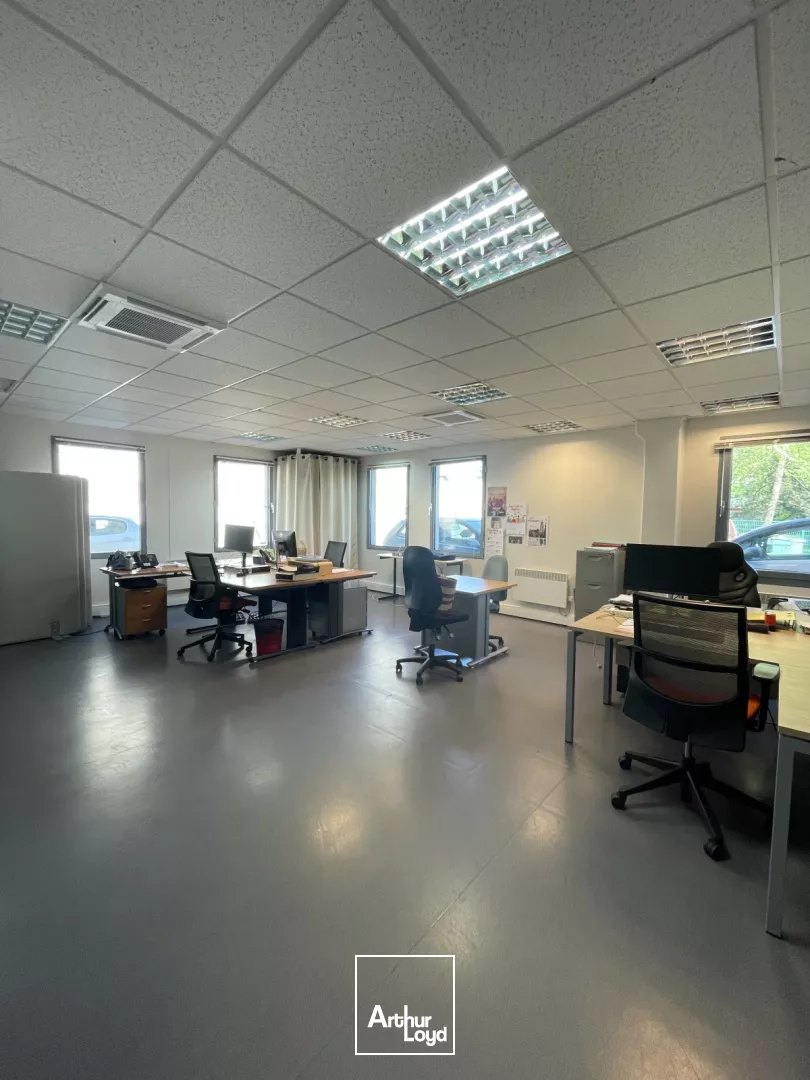 Bureaux situés en RDC d'un petit immeuble de bureaux ainsi que 9 places de parkings - Secteur: Grands Boulevards à proximité de lille par le Tramway - acces sécurisés.