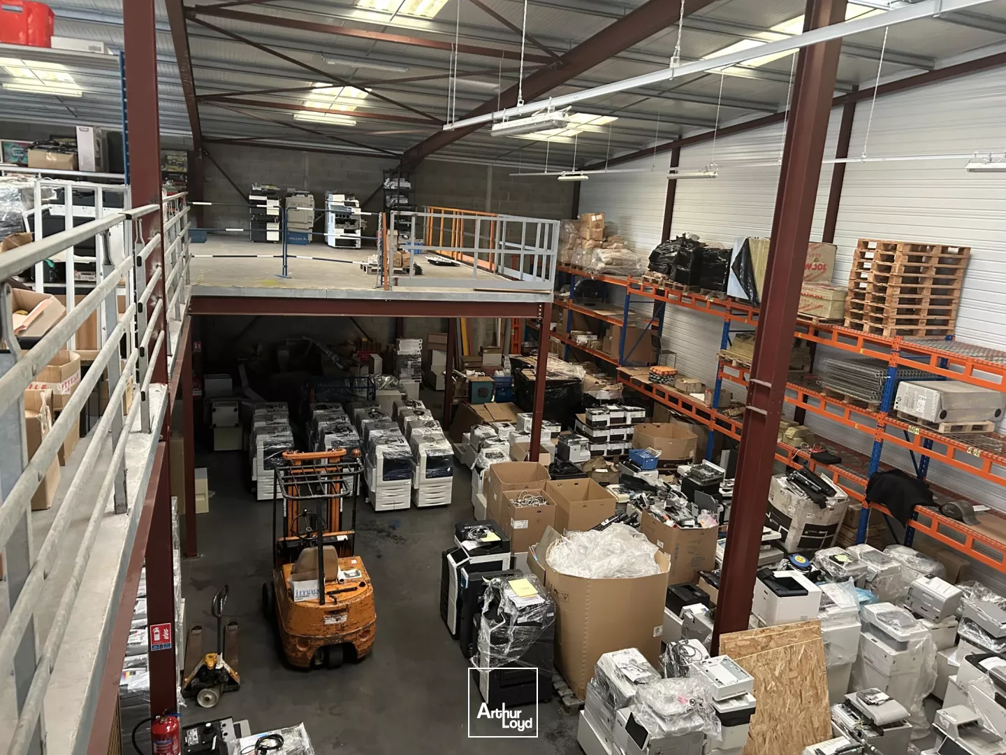 A LOUER - STOCKAGE - BUREAUX - ST BREVIN - ZONE DE LA GUERCHE - 1153 m2