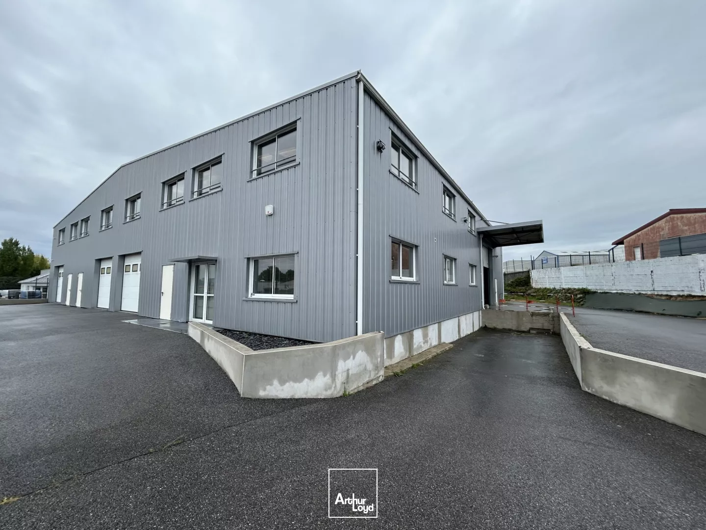 A LOUER - STOCKAGE - BUREAUX - ST BREVIN - ZONE DE LA GUERCHE - 1153 m2