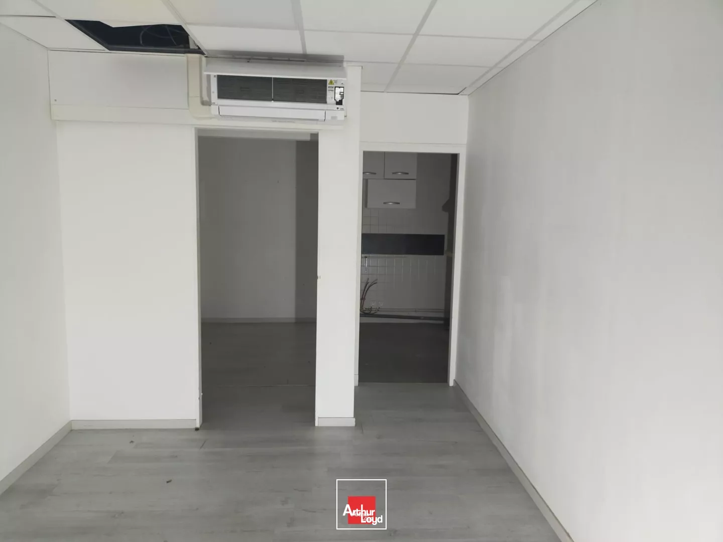 LOCAL COMMERCIAL 83 M² A LOUER GRAND PARKING SASSENAGE CC GLERIATES