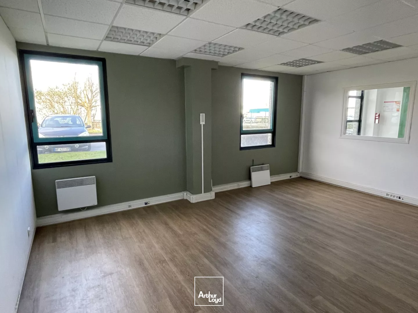 Entrepôt avec bureaux à louer. CRT de Lesquin, accès autoroutier A1 et A23 immédiat.