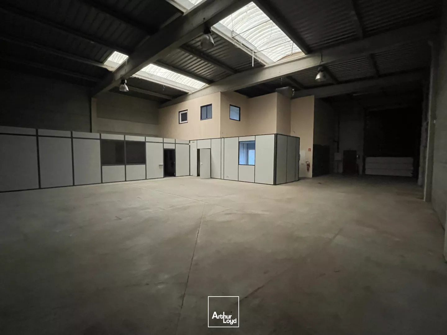 Entrepôt avec bureaux à louer. CRT de Lesquin, accès autoroutier A1 et A23 immédiat.