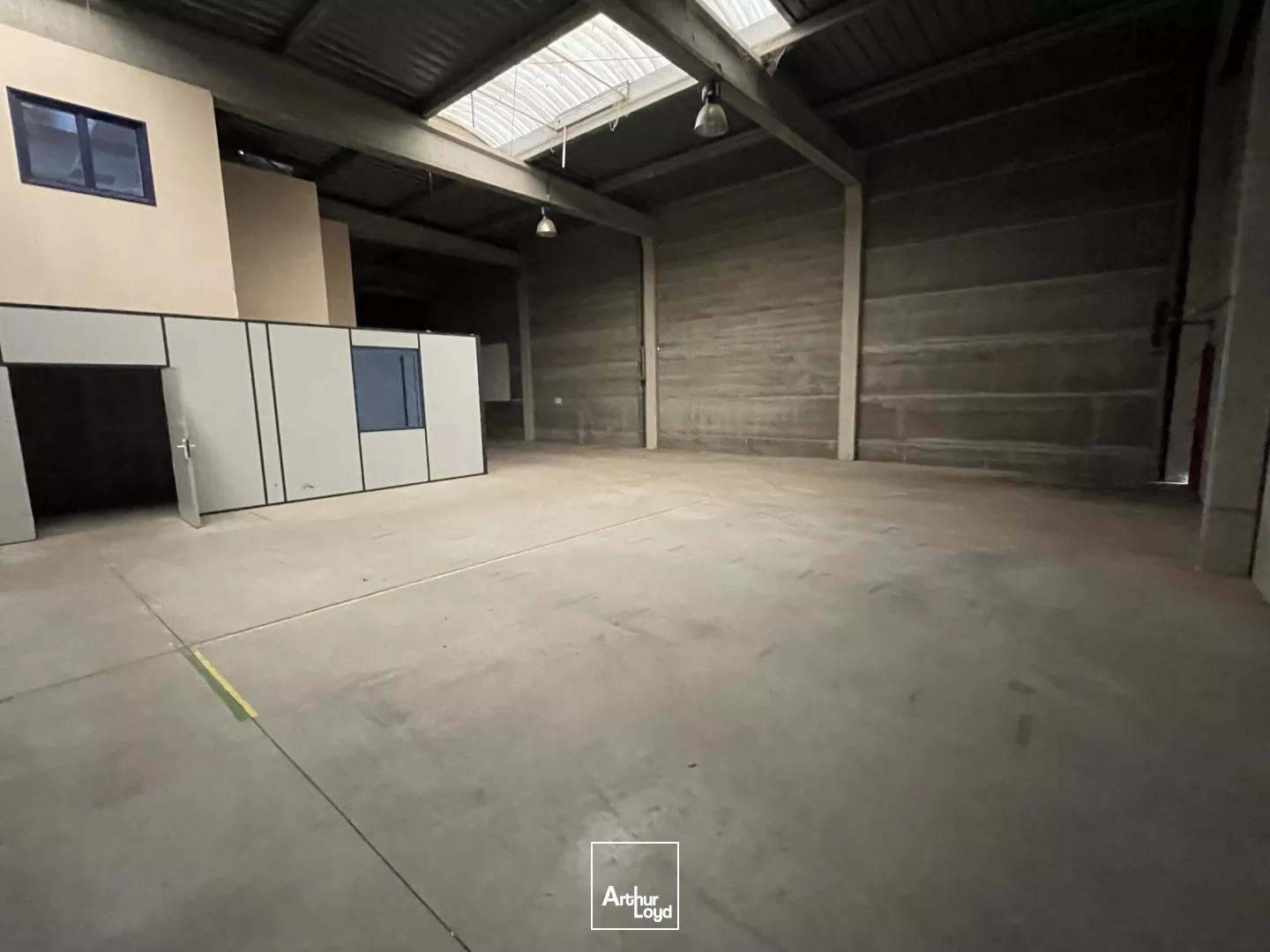 Entrepôt avec bureaux à louer. CRT de Lesquin, accès autoroutier A1 et A23 immédiat.