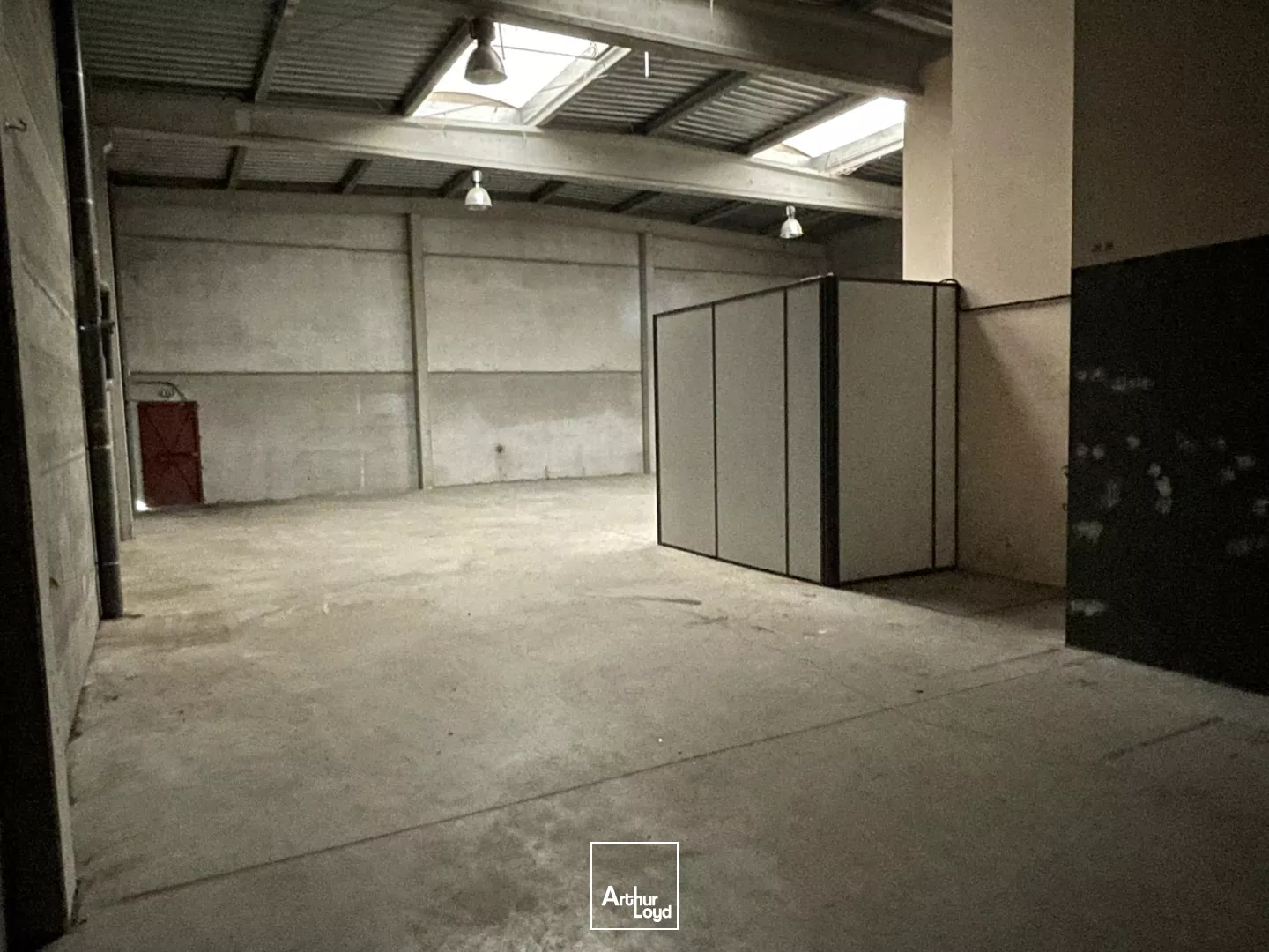 Entrepôt avec bureaux à louer. CRT de Lesquin, accès autoroutier A1 et A23 immédiat.